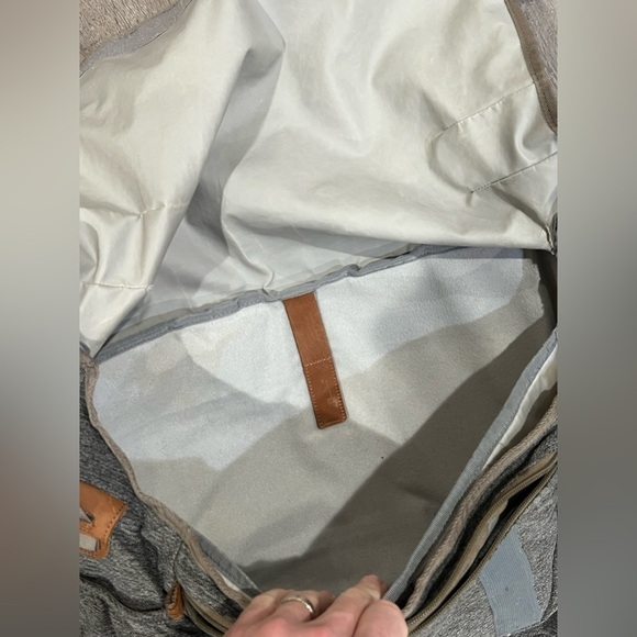 Eddie Bauer Gray Nylon Messenger Hip Back Laptop Work Business Carryon Bag - Picture 6 of 6